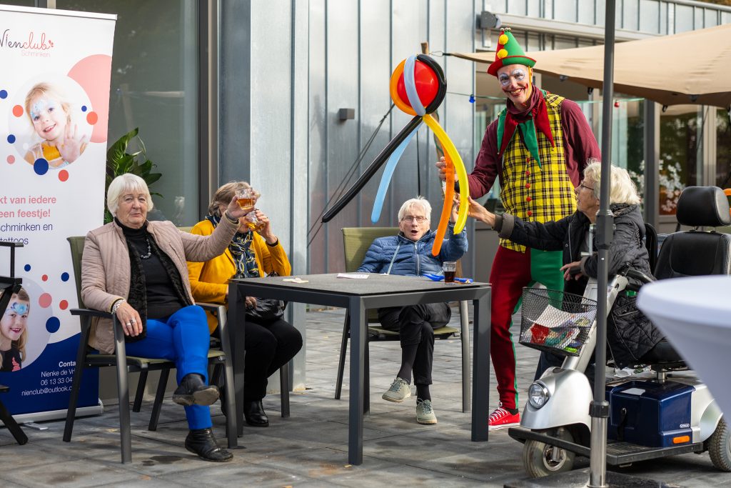 Ook ouderen en mensen met beperkingen genieten van de ballonfiguratie door de clown.
Ballonnenclown zorginstelling