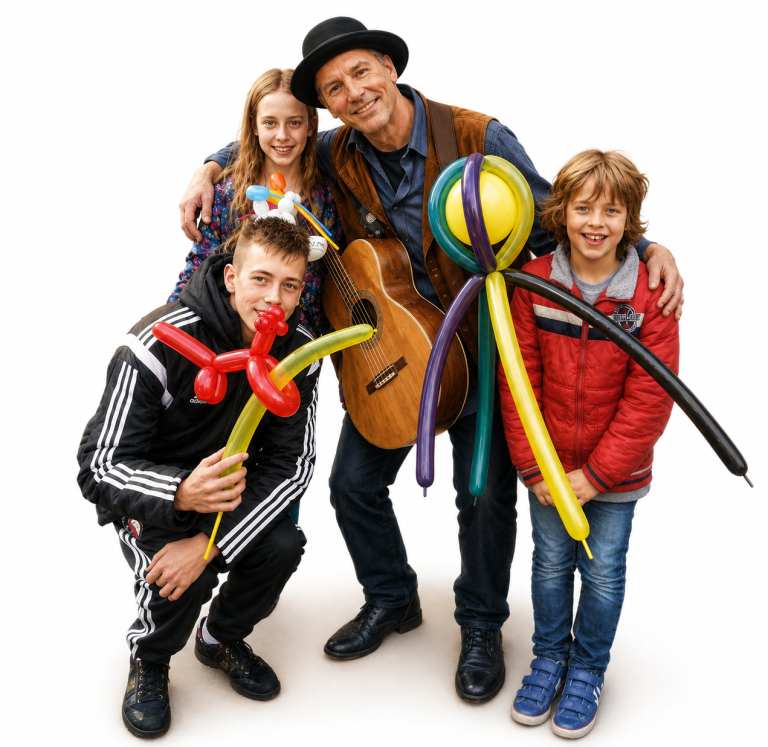 De Ballonnenmuzikant uit Hoogeveen Meppel Hardenberg met gitaar en drie kinderen met ballonfiguren.
